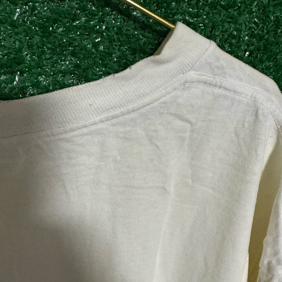 Hard Rock Cafe Classic Logo Tee - Cream and Red - Picture 9 of 9